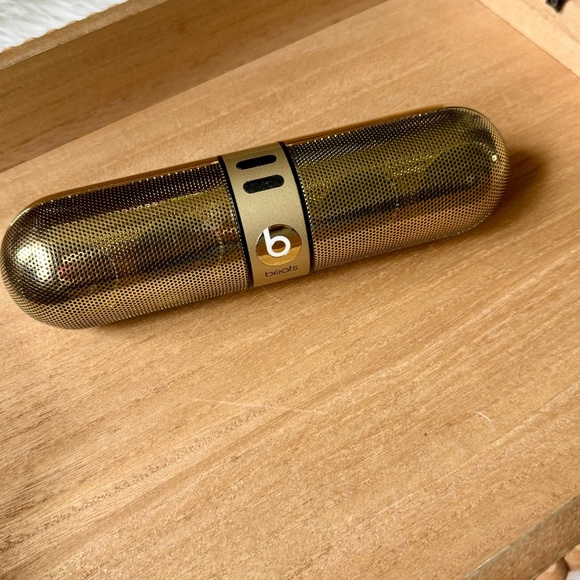 Beats by Dre Pill 2.0 Bluetooth Speaker Limited Edition & Black Character Stand - Picture 6 of 16